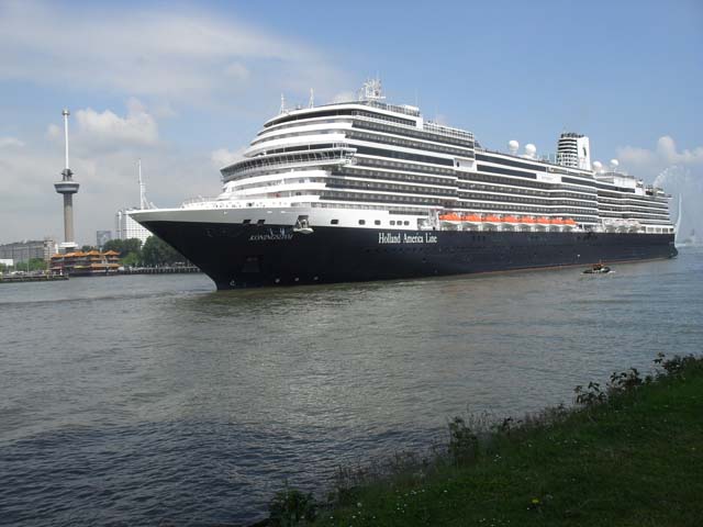 Aankomst cruiseschip ms Koningsdam van de Holland America Line aan de Cruise Terminal Rotterdam